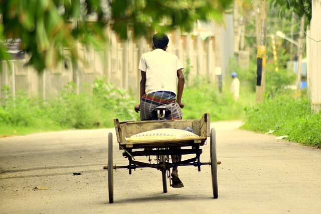 homme-velo-recette-indienne Villageois indien sur vélo en Inde