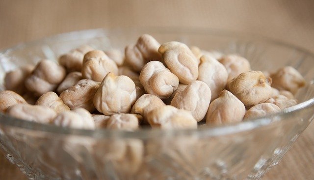pois-chiche-curry-legumes Pois chiches dans une coupelle pour curry de légumes