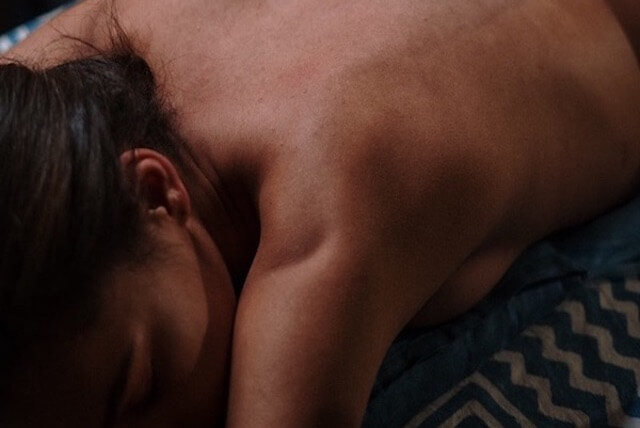 Massage du dos d'une femme