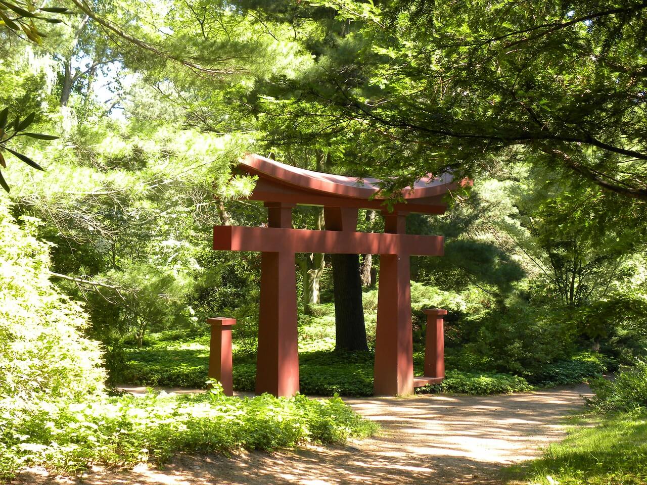 Porte Tori dans un jardin japonais