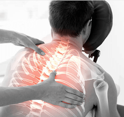 Massage du dos homme sur une chaise