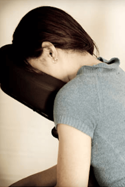 Femme assise sur une chaise de massage